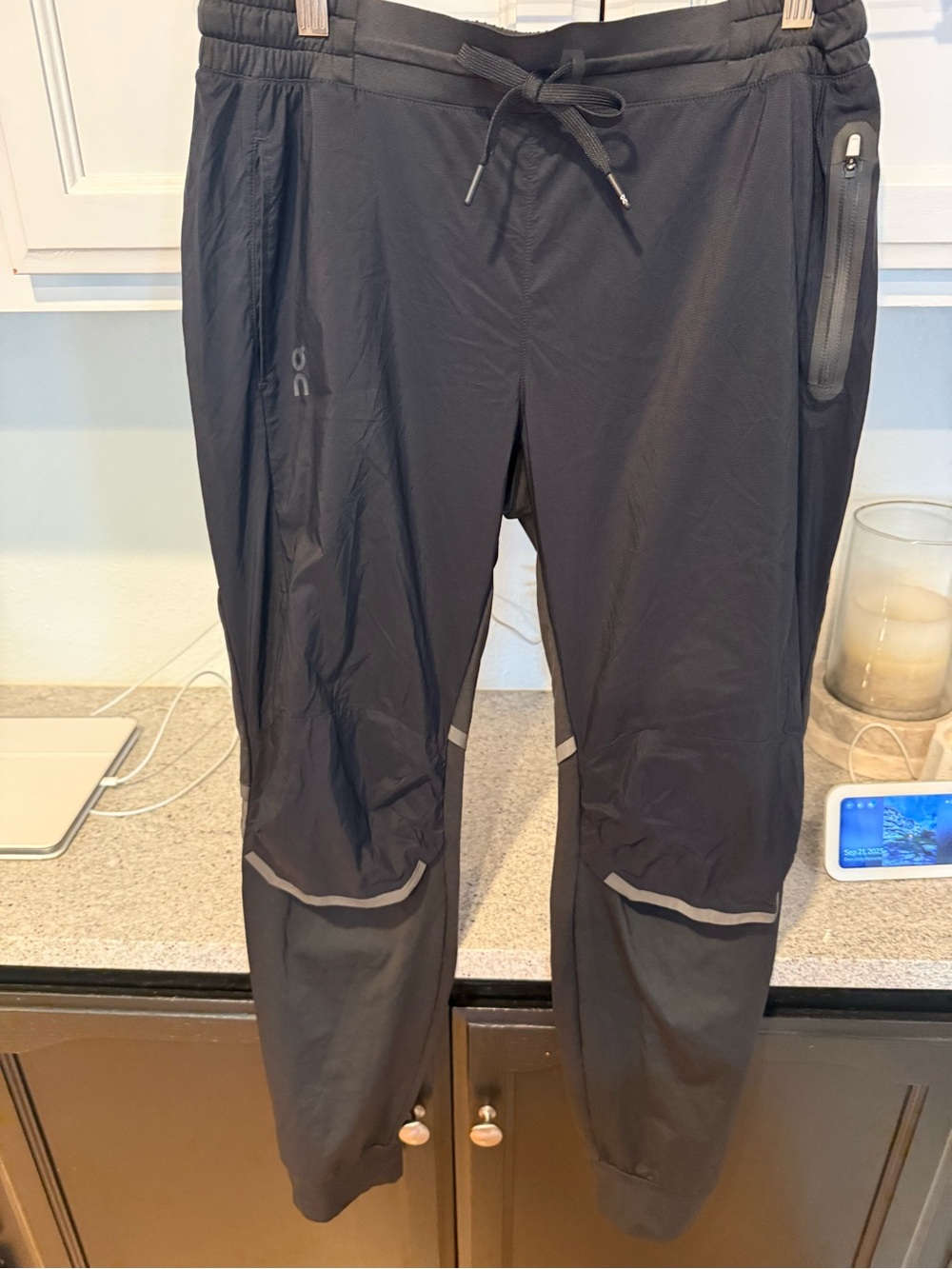On Cloud Woman’s  Black Reflective Running Pants (RUN ON CLOUD)